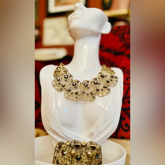 The Unbranded Brand Jewelry - Gold Filigree Collar Necklace with Black Stone Accents Matching Bracelet